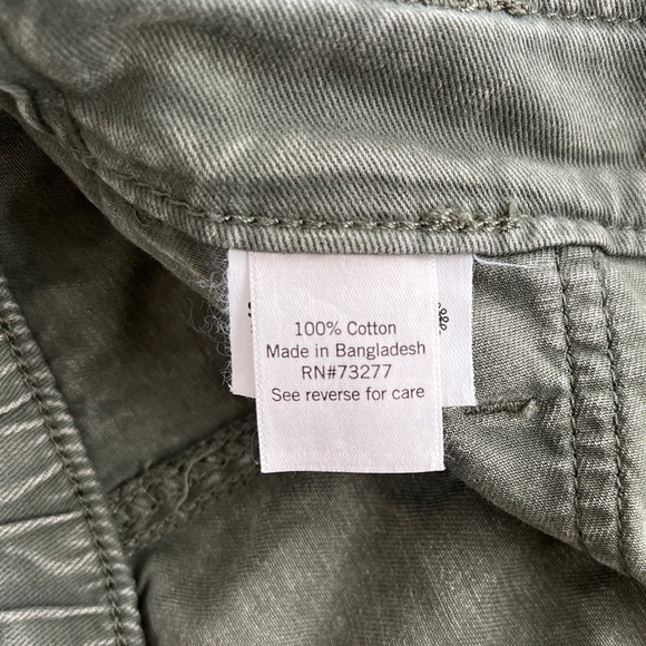 Juniors' SO® Low-Rise Distressed Wide Leg 6 Pocket Cargo Pants in Olive Forest - Picture 8 of 9